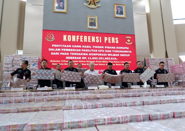 “Hot News”Kejagung Pamerkan Tumpukan Uang Rp 2Triliun Hasil Sitaan dari Wilmar Group, Begini Penampakannya.