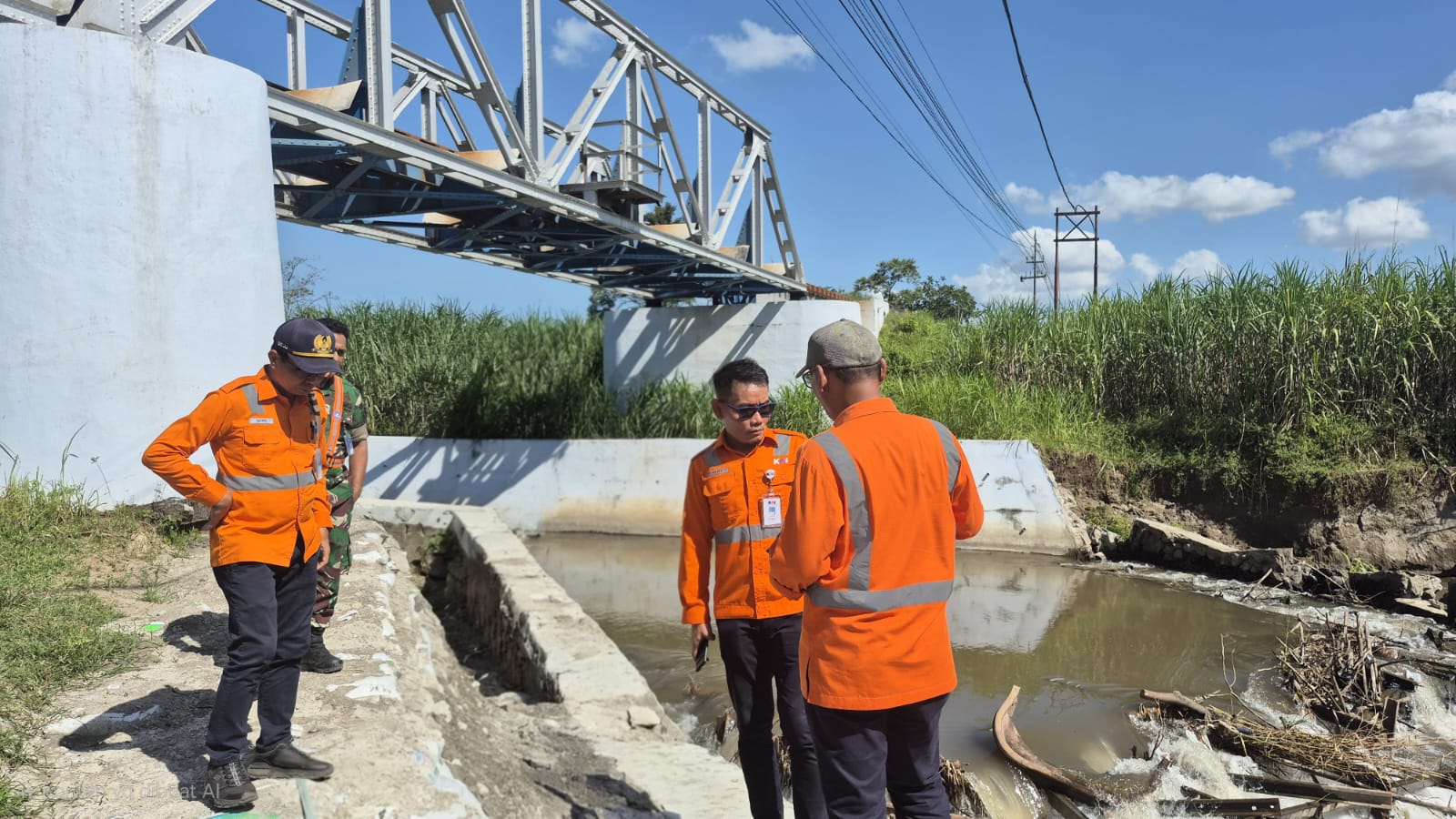 Konsisten Jaga Keselamatan dan Keamanan Perjalanan KA, KAI Daop 7 Madiun Periksa Lintas antara Stasiun Kertosono–Tulungagung.