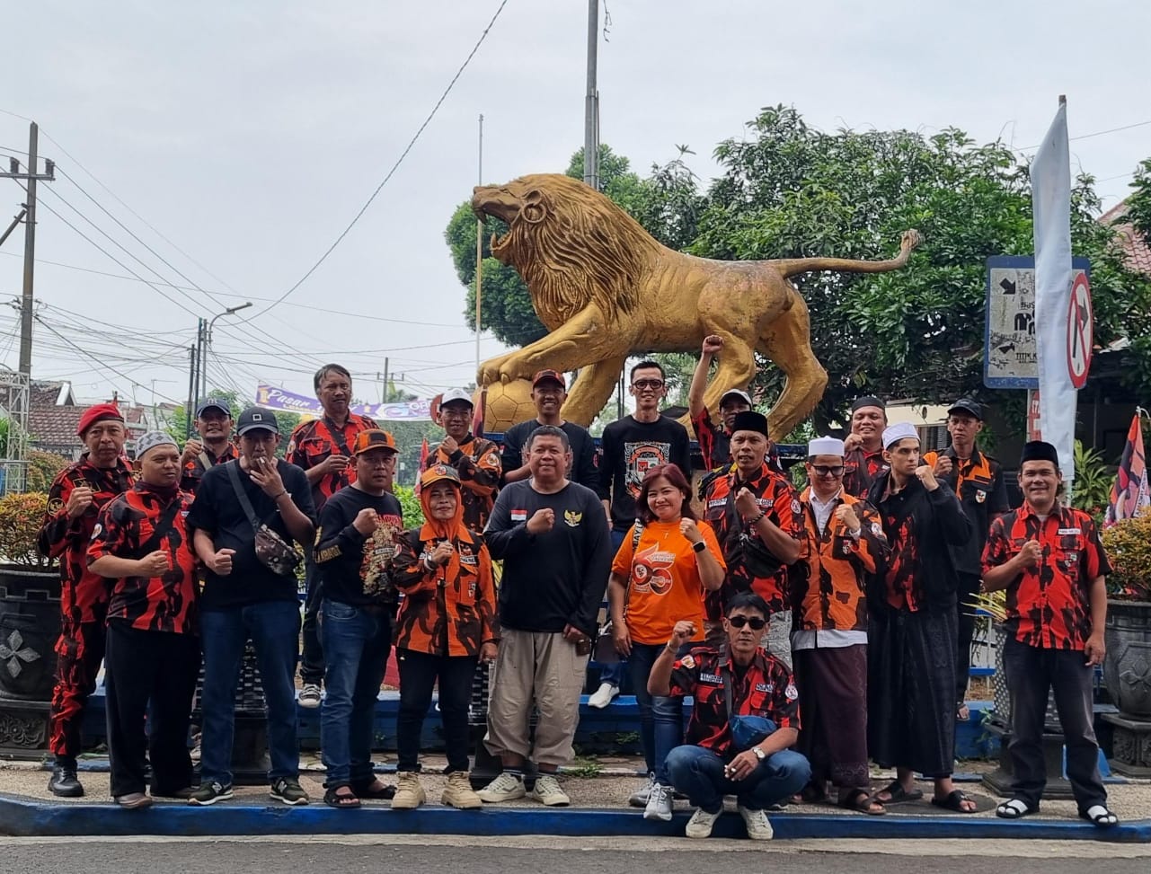 Pemuda Pancasila Bagikan Ratusan Nasi Kotak di Wilayah Samaan Klojen.