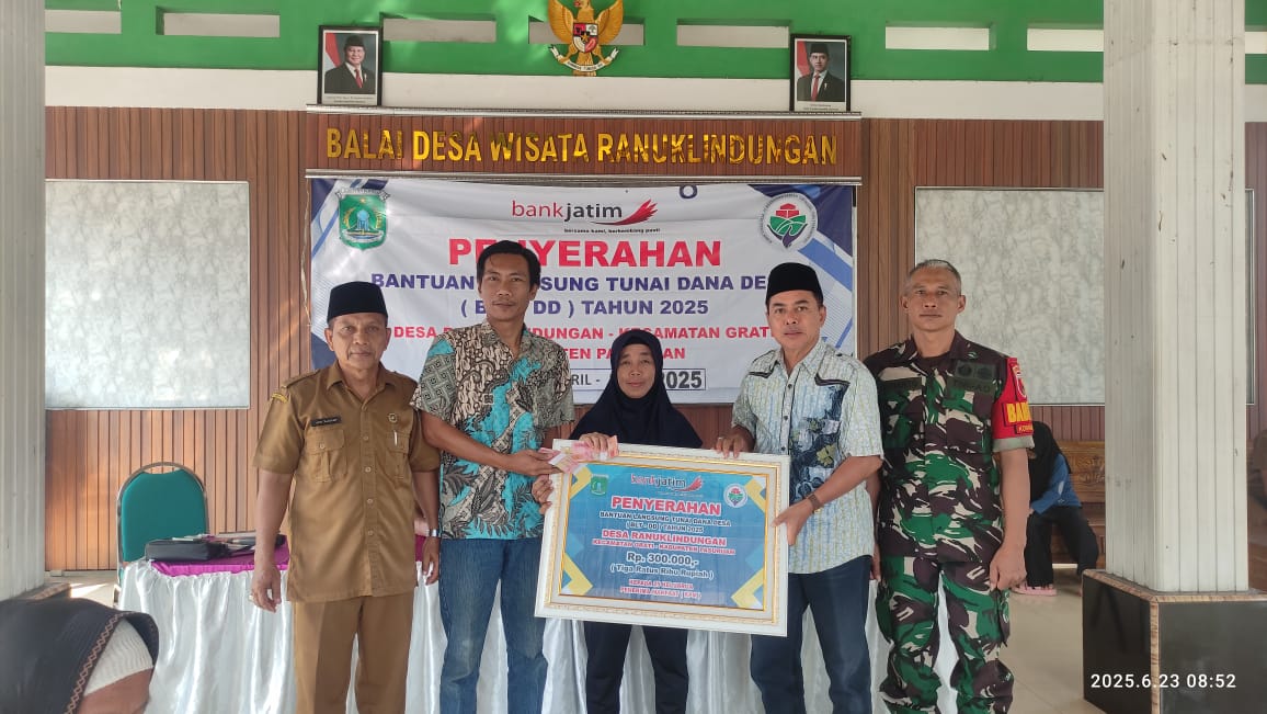 Pemerintah Desa Bersama Babinsa Pastikan BLT Dana Desa Sampai ke Tangan Warga.