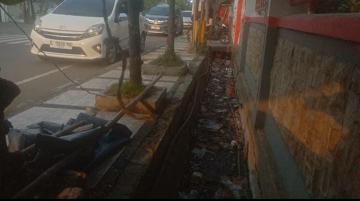 Tumpukan Sampah Berserakan Diselokan Depan SD Karanganyar I, Butuh Perhatian Pemda.