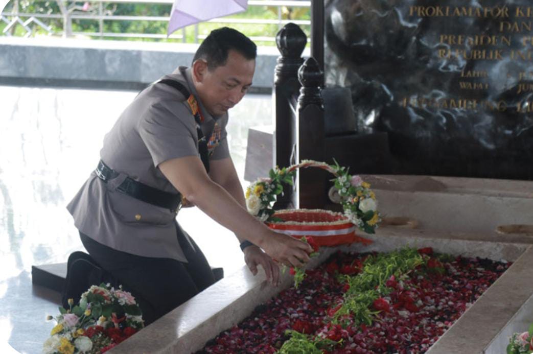 Jendral Listyo Ziarah Makam Bung Karno Peringati HUT Bhayangkara Tahun 2025.